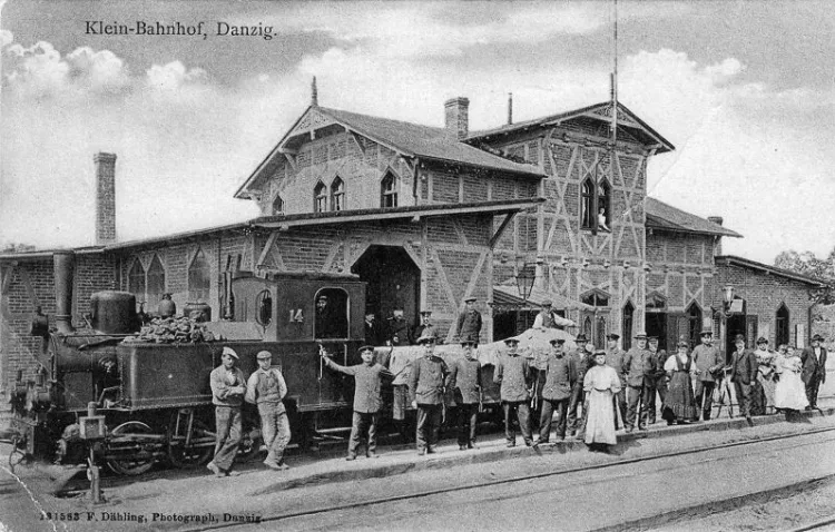 Dworzec Gdańsk Wąskotorowy w pierwszym roku funkcjonowania. Na stacji lokomotywa parowa Henschel nr fabr. 14, wyprodukowana  w 1903 r. Zdjęcie za fotopolska.eu