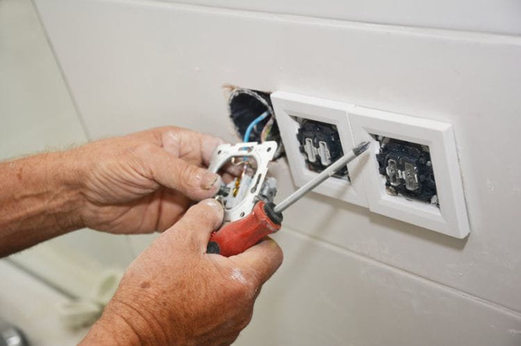 Wymiana instalacji elektrycznej to konieczność, jeśli przewody są stare lub zagrażają bezpieczeństwu użytkowników. Czasem wystarczy jednak sama wymiana gniazd i łączników.