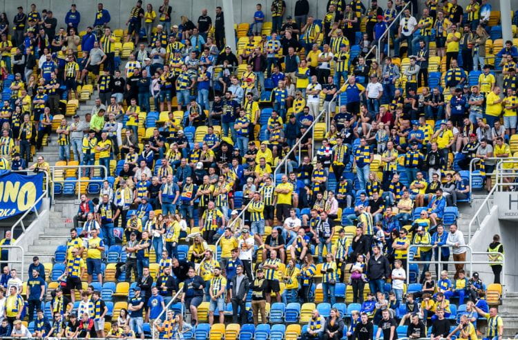 Arka Gdynia skrytykowała zachowanie kibiców, którym nie spodobało się darmowe zaproszenie uchodźców z Ukrainy na mecz z GKS Katowice. Na reakcję klubu nie trzeba było czekać długo.
