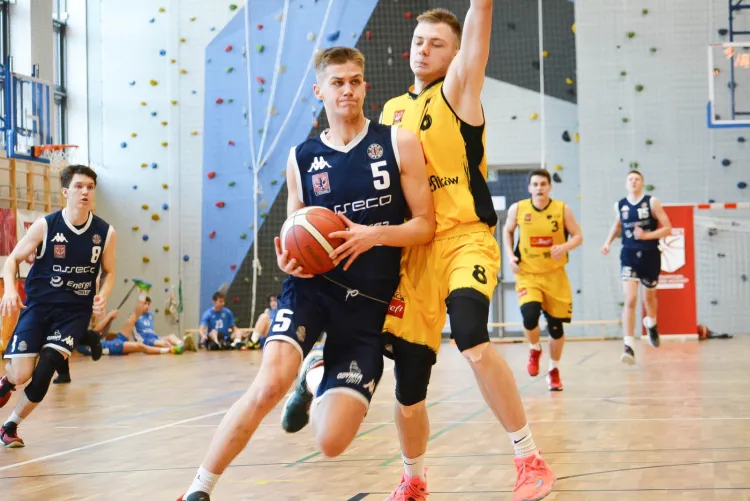 W młodzieżowych mistrzostwach Polski koszykarzy doszło do derbów Trójmiasta. Górą było Asseco Arka Gdynia, która pokonała Trefl Sopot 77:38.