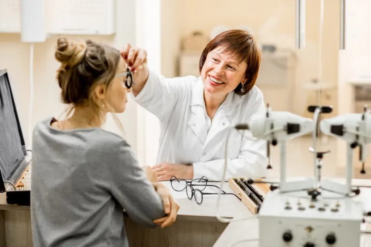 Jedną z zasad pielęgnacji oczu jest regularna kontrola u okulisty lub optometrysty. 