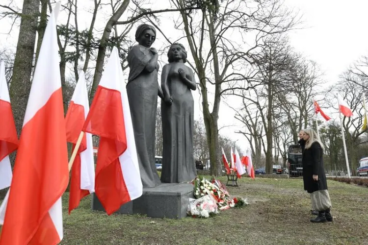 Na zdjęciu złożenie kwiatów pod pomnikiem Matki Polki i Rosjanki na cmentarzu Wojennym Żołnierzy Radzieckich w Gdańsku w 2019 r.