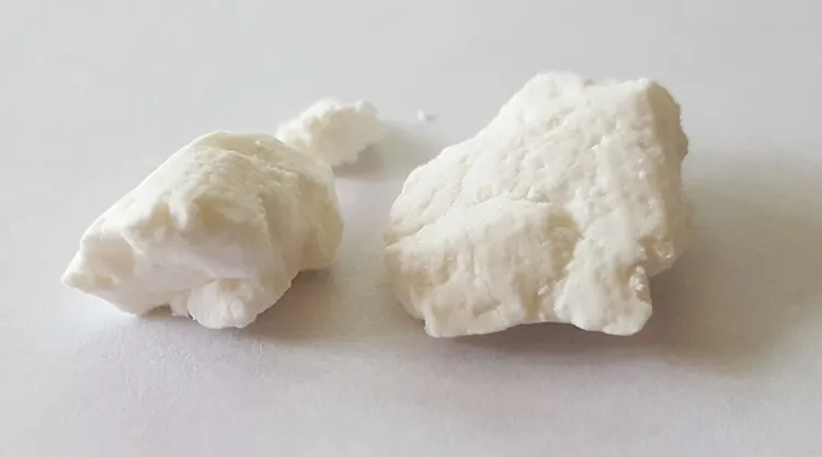 Dilerzy przechowują amfetaminę w formie bryłek o białożółtym kolorze. 