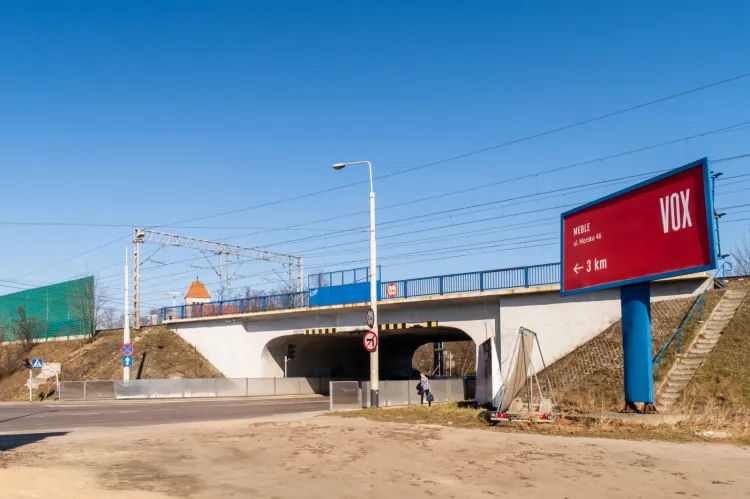 Wiadukt kolejowy przy ulicy Wielkopolskiej, gdzie ma zostać zbudowany nowy przystanek SKM.