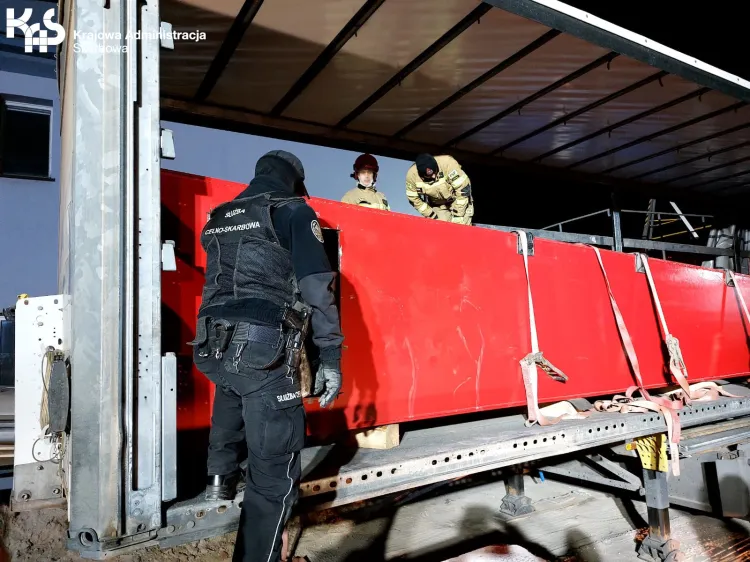 W podejrzanej ciężarówce znaleziono metalową konstrukcję. Przypominający "wagon" ładunek wypełniony był narkotykami.