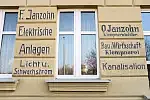 Odnowione napisy przy ul. Trakt św. Wojciecha 93 na Oruni.