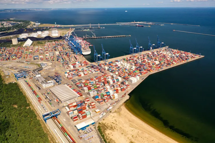 Maersk nie chce kupować rosyjskiej ropy dla swoich statków. Czy to szansa, aby bunkrowanie gigantycznych kontenerowców odbywało się teraz w Gdańsku? 