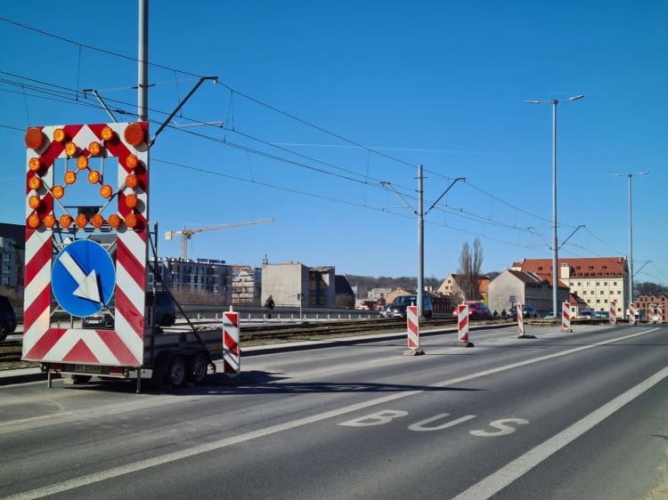 Pierwotnie remont 100-metrowego odcinka na Podwalu Przedmiejskim miał się zakończyć w połowie grudnia. Obecnie harmonogram zakłada finisz robót w połowie maja.