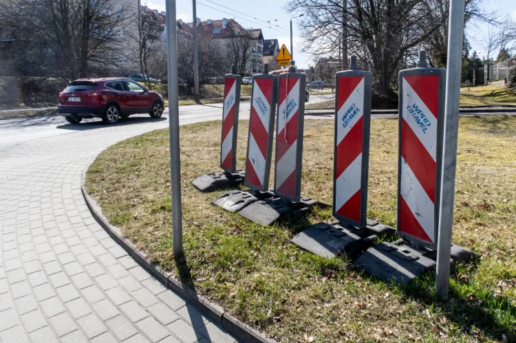 Skrzyżowanie ulic Wiczlińskiej i Miętowej w Gdyni Dąbrowie. W poniedziałek, tuż przed rozpoczęciem prac, było jeszcze przejezdne, choć widać było przygotowania do przebudowy. 
