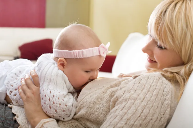 Zanim karmienie piersią stanie się pięknym doświadczeniem dla matki i dziecka, często popłynąć musi wiele łez. Pomóc może porada konsultanta laktacyjnego. 