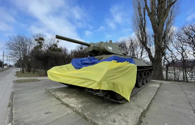 Na początku marca, w ramach wsparcia dla Ukrainy, czołg został przykryty flagą tego kraju.