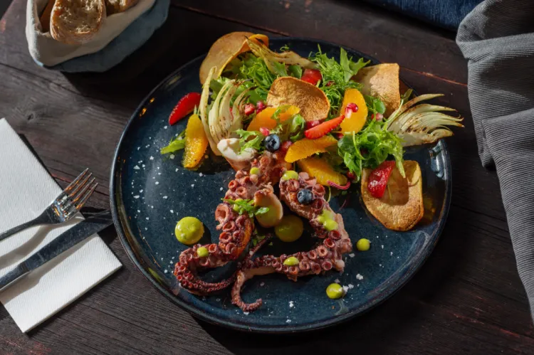 Ośmiornica, to jedno z bardziej prestiżowych dań kuchni śródziemnomorskiej. Gdzie zjemy ją w Trójmieście?