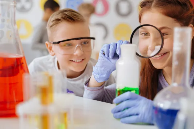Eksperymenty i ciekawostki naukowe zachęcają dzieci do poznawania świata i nauki.