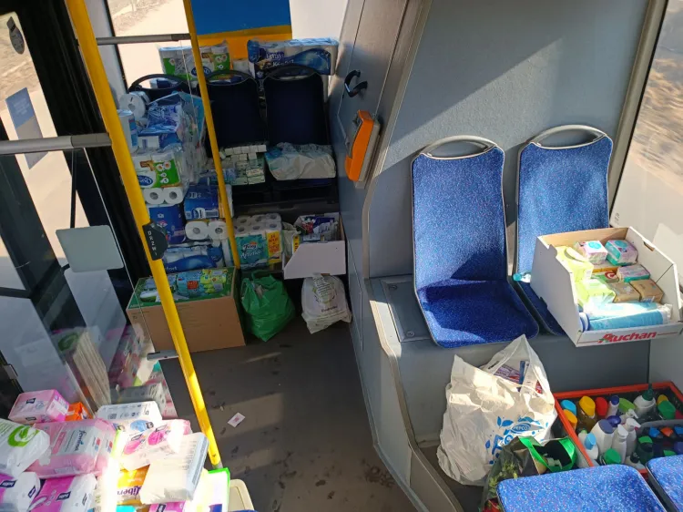 Autobus zbierający dary dla uchodźców jeździł już po Gdańsku 19 marca. Na trasę wyjedzie jeszcze w dwie soboty: 2 i 9 kwietnia. 