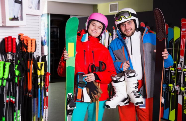 Ostatnie tygodnie sezonu zimowego to najlepszy czas na narciarskie i snowboardowe zakupy. 