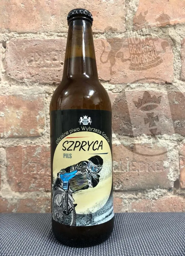 "Szpryca" to oficjalne piwo Zdunek Wybrzeża Gdańsk.