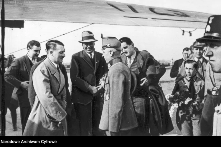 Powitanie Adolfa Hitlera na lotnisku w Gdańsku. W imieniu Prezydenta Senatu raport składa kapitan gdańskiej policji Bethke.