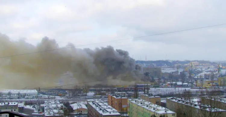 Dym z pożaru magazynów znajdujących się nieopodal ul. Janka Wiśniewskiego był widoczny z daleka. 