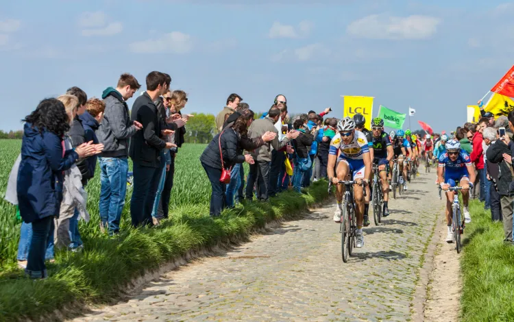 Wyścig Paris-Roubaix cechuje się odcinkami trasy wytyczonymi po wymagającym bruku.