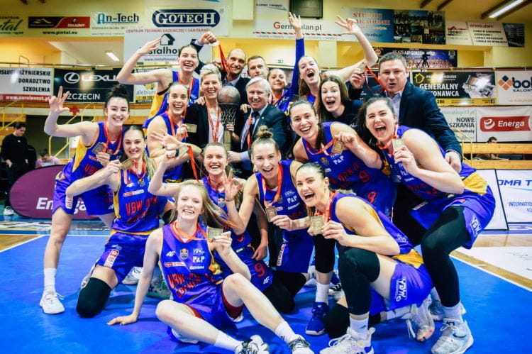 Koszykarki VBW Arki Gdynia w Gorzowie Wielkopolskim po zdobyciu brązowego medalu Energa Basket Ligi Kobiet w sezonie 2021/22.