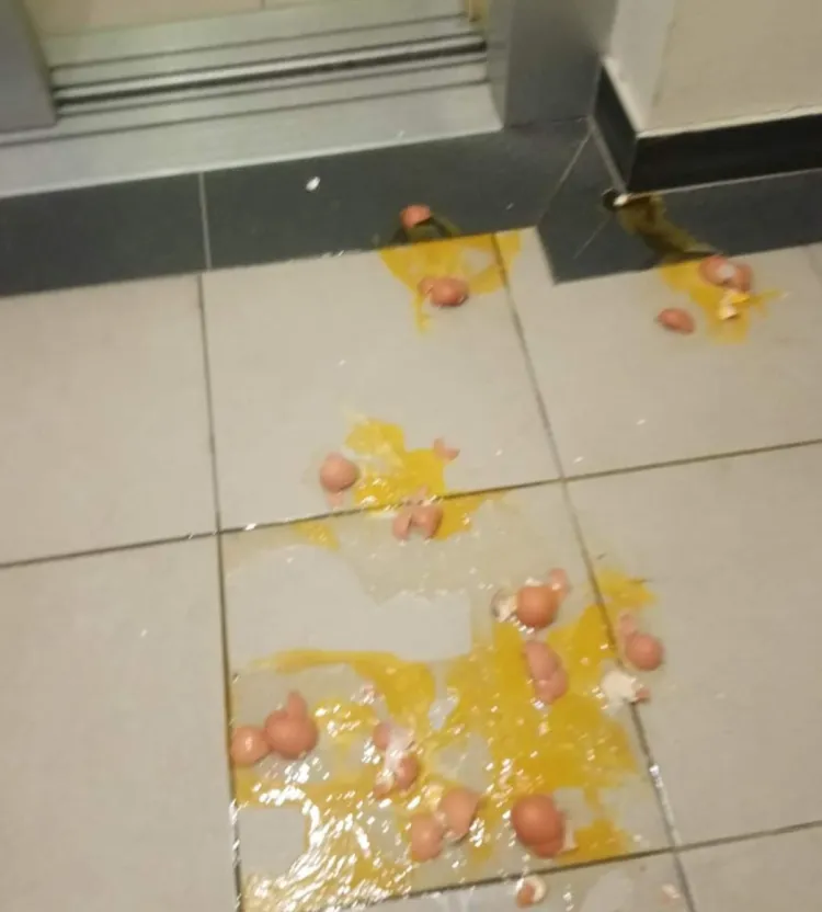 Jajecznica przed wejściem do windy leżała tak przez dłuższy czas.