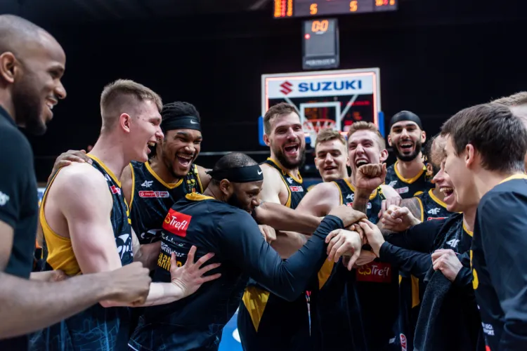 Koszykarze Trefla Sopot w dobrych humorach zakończyli sezon 2021/2022 i wygrali w Warszawie po trzech dogrywkach.