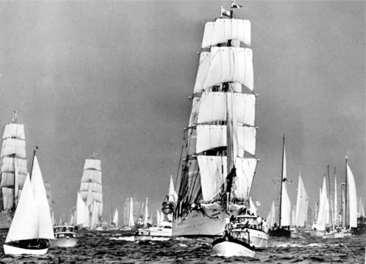 Dar Pomorza podczas regat Operation Sail w 1972 roku.