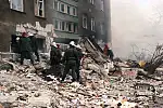 Akcja ratunkowa po wybuchu gazu w wieżowcu przy al. Wojska Polskiego. 14 kwietnia 1995 roku. 
