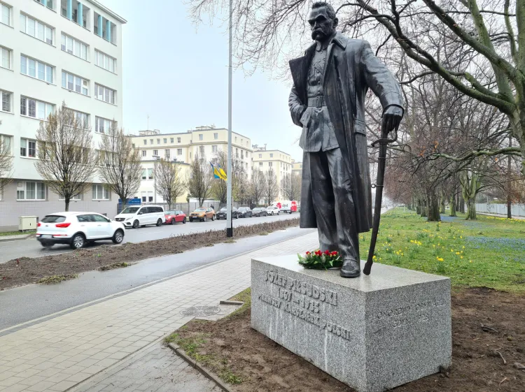 Pomnik Józefa Piłsudskiego został przeniesiony ze skweru Plymouth kilkadziesiąt metrów dalej w kierunku plaży.