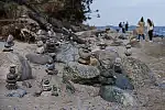 Na plaże w Orłowie pojawiło się kilkadziesiąt niewielkich wieżyczek, utworzonych z poukładanych jeden na drugim kamieni.