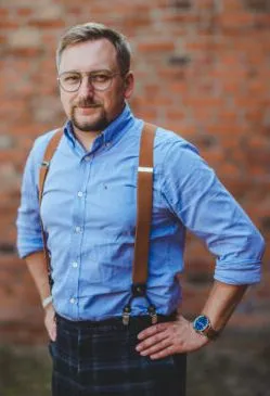 Doktor Jan Daniluk jest badaczem historii Gdańska i Prus Wschodnich. Pracuje jako pełnomocnik dyrektora ds. historii i dziedzictwa kulturowego Hevelianum.