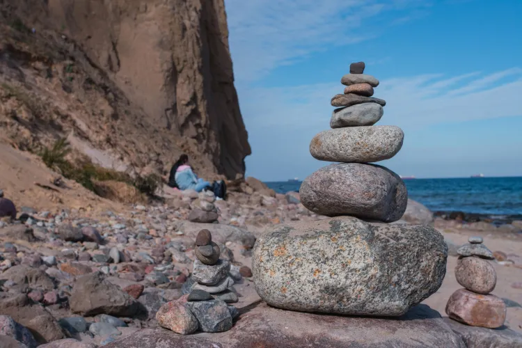 Na plaże w Orłowie pojawiło się kilkadziesiąt niewielkich wieżyczek, utworzonych z poukładanych jeden na drugim kamieni.