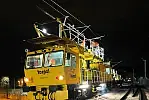 Nocne prace na linii PKM związane z rozwieszaniem sieci trakcyjnej, którą popłynie prąd do pociągów. 