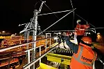 Nocne prace na linii PKM związane z rozwieszaniem sieci trakcyjnej, którą popłynie prąd do pociągów. 