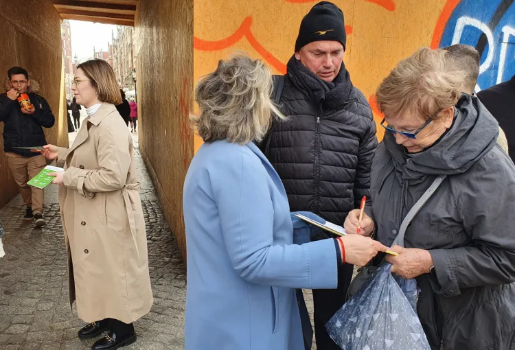 Uliczna zbiórka podpisów pod uchwałą obywatelską "Zadrzewiamy Gdańsk" rozpoczęła się 20 kwietnia.