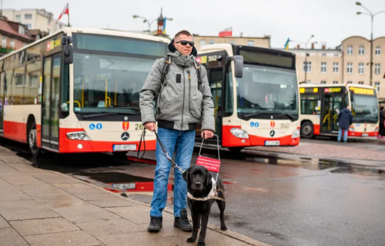 Krzysztof Polaszek walczy o to, by osoby niewidome miały ułatwione korzystanie z komunikacji miejskiej. Teraz jest z tym problem.