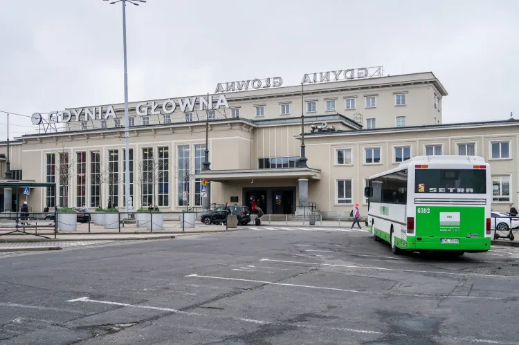 Plac Konstytucji i Dworzec autobusowy w Gdyni. Miasto planuje zmiany, ale do realizacji daleko. 