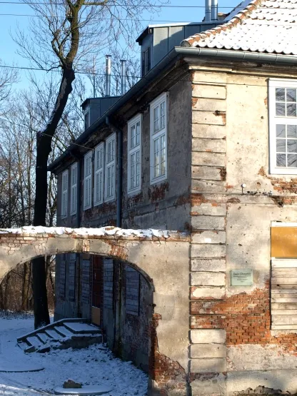 Niegdyś bramę zdobiło piękne, kute w żelazie ogrodzenie
