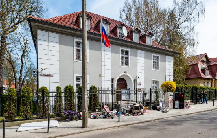 Konsulat Generalny Federacji Rosyjskiej w Gdańsku zajmuje dwie wille przy ul. Batorego.