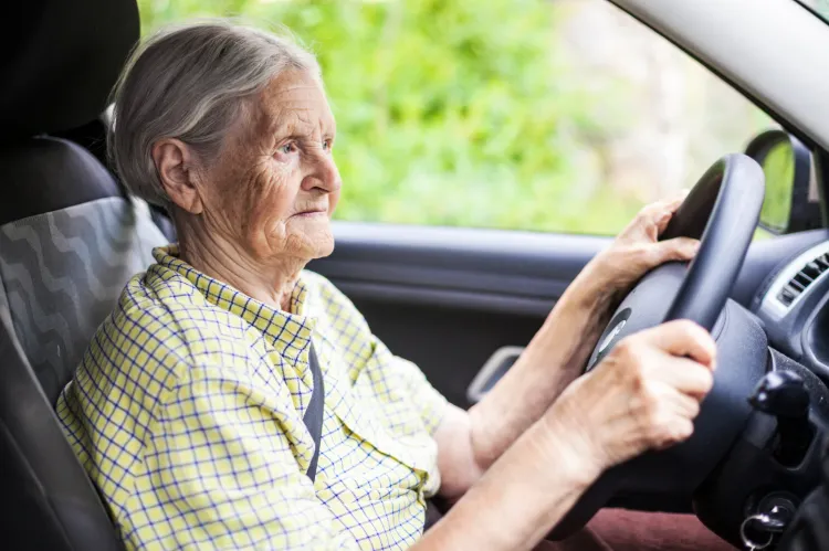 Osoby starsze za kierownicą to według wielu duże zagrożenie. Ale czy tak jest w rzeczywistości?