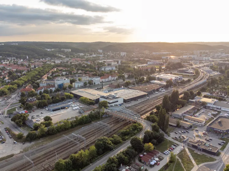 Wielkopowierzchniowy handel wzdłuż al. Grunwaldzkiej to przeszłość. Grunty w tym terenie są zbyt cenne, zaś sprzedaż różnych produktów coraz częściej przenosi się do Internetu.