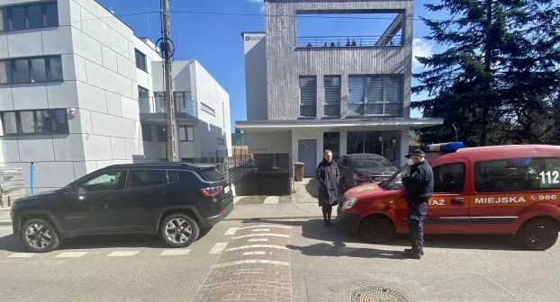 Wyjazd z garażu przy ul. Inżynierskiej blokują zaparkowane na ulicy auta. To jednak nie wina kierowców, a urzędników, którzy wymalowali w ten sposób miejsca.