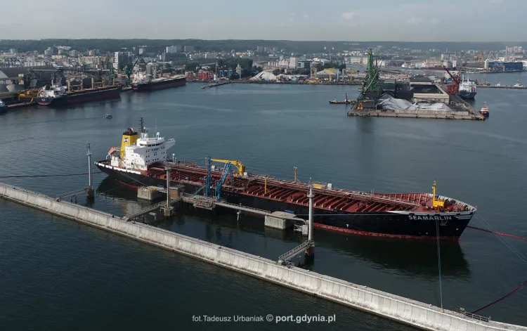 Port Gdynia specjalizuje się w przeładunku gotowego oleju napędowego, który rurociągiem trafia do bazy paliw PERN w Dębogórzu. Nz. tankowiec Seamarlin, który dostarczył olej z Arabii Saudyjskiej.