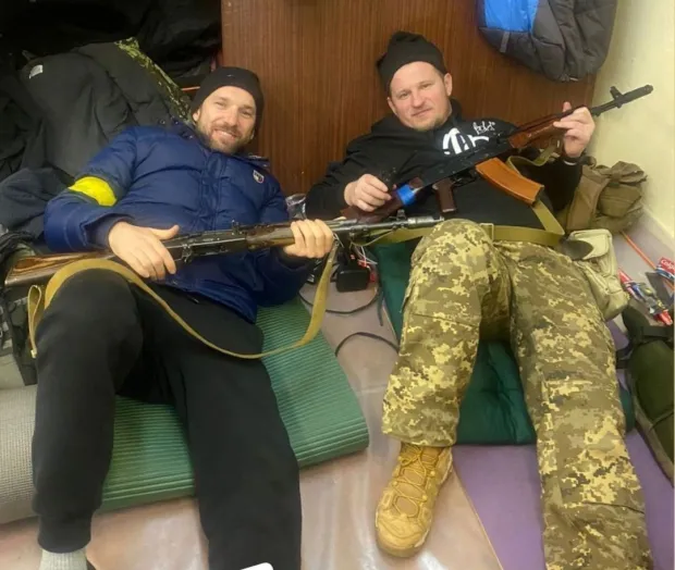 Andrij Bogdanow (z lewej) jako żołnierz Wojsk Armii Terytorialnej Ukrainy.