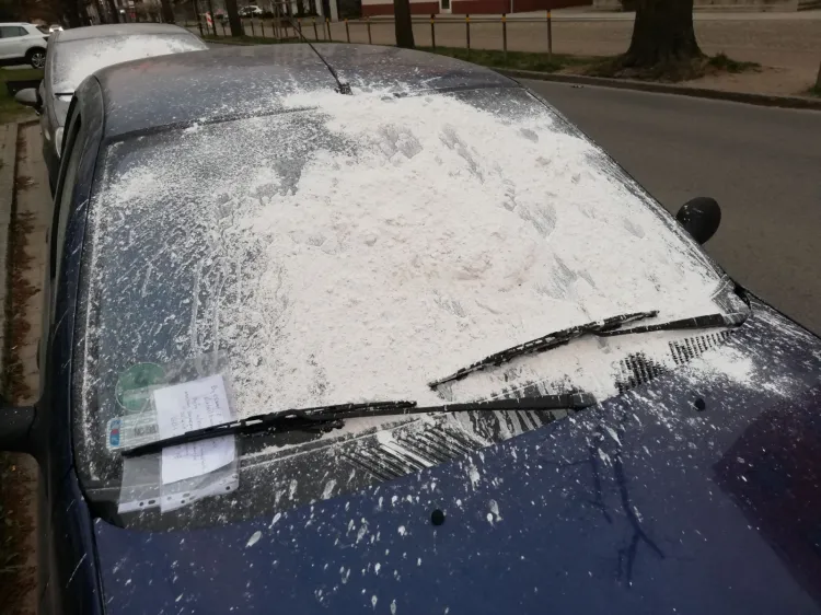 Szyby obsypane białym proszkiem przypominającym mąkę spożywczą lub cement zastali kierowcy samochodów zaparkowanych przy Szymanowskiego w pobliżu Garnizonu.