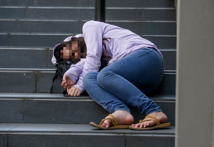 Kobieta miała 1,5 promila alkoholu, kładła się na schodach w centrum miasta.