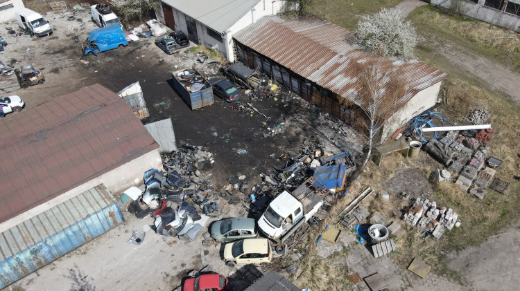 Na terenie jednego z warsztatów w Letnicy wykryto nielegalny demontaż pojazdów.