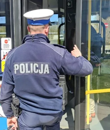 Podczas kontroli kierowców autobusów miejskich w Gdyni okazało się, że jeden z nich prowadził pojazd po narkotykach. Odebrano mu prawo jazdy i stanie za to przed sądem.