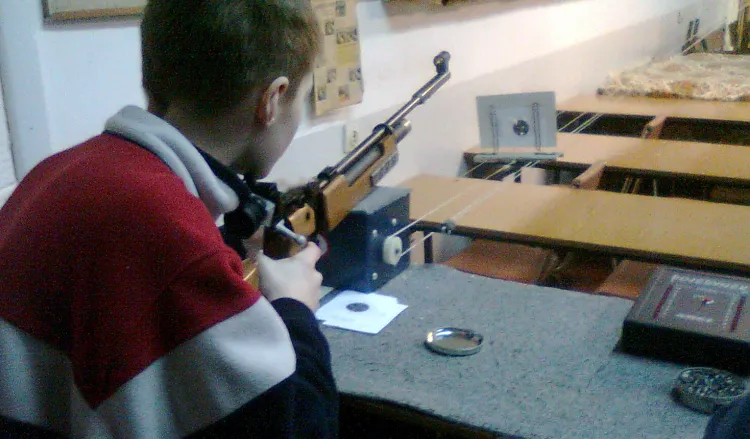 Strzelać można już w wieku 10-12 lat. Ważne jest nie tylko celne oko, ale także umiejętność skupienia.