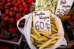 Aktualne ceny warzyw i owoców na straganach.